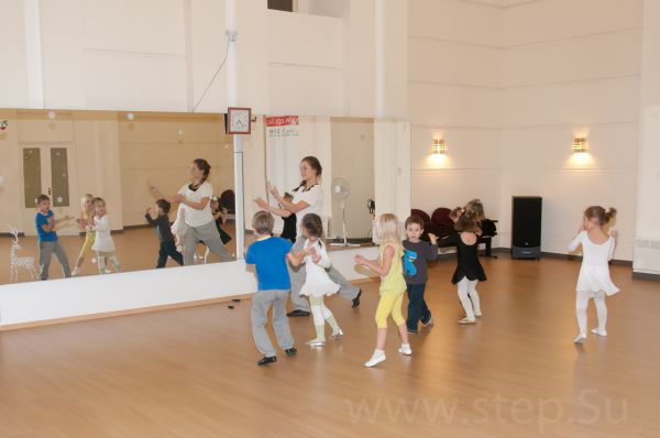 Детские танцы - танцевальная программа для самых маленьких: в игровой форме ваши дети получают растяжку, развивают чувство ритма, учатся импровизировать. На занятиях Детскими танцами Нажмите, чтобы посмотреть в полный размер 