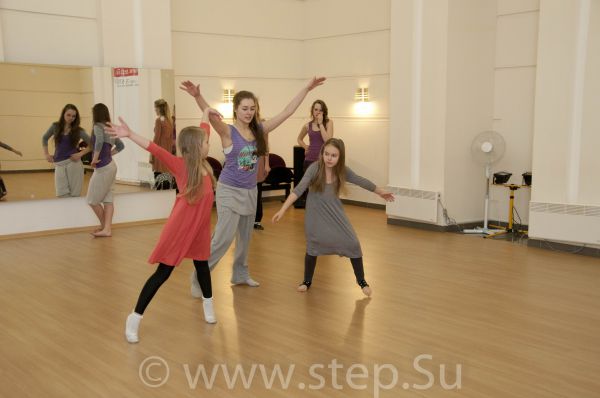  Учитель танцев демонстрирует ученикам как выполнять движение. modern-jazz Нажмите, чтобы посмотреть в полный размер 