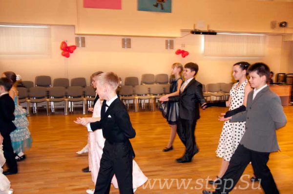 Парные танцы в Химках - полонез Пары танцуют Полонез в школе Нажмите, чтобы посмотреть в полный размер 