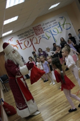 Дед Мороз - подарки принес ученикам Школы танцев в Химкиnovyi-god-v-shkole-tancev-step-su-ded-moroz-podarki-prines.jpg Дед Мороз пришел в Школу танцев и Подарками одарил и интересно развлекал ребятишек